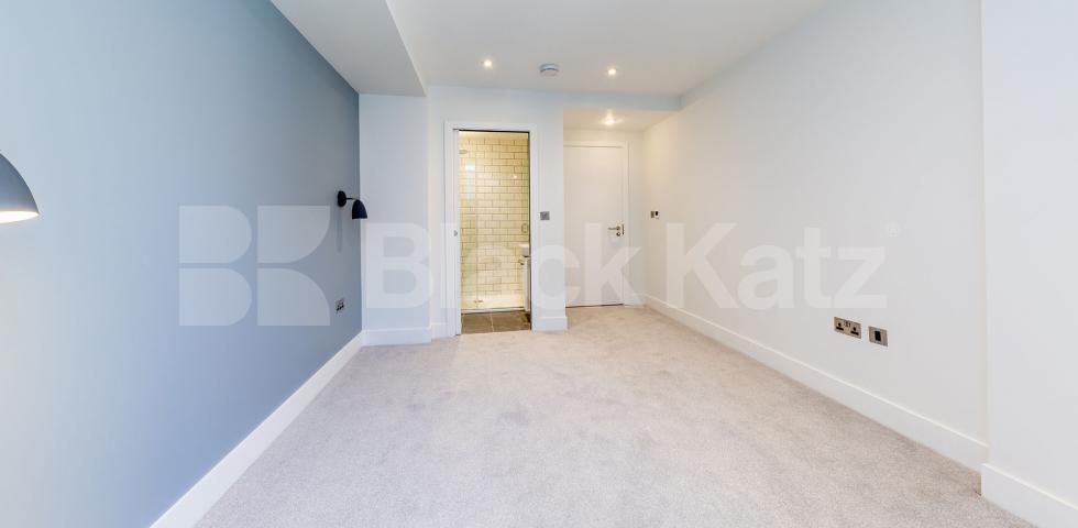 Luxury 3 bed two bath with balcony in a private development in Camden.  Cliff Villas, Camden 